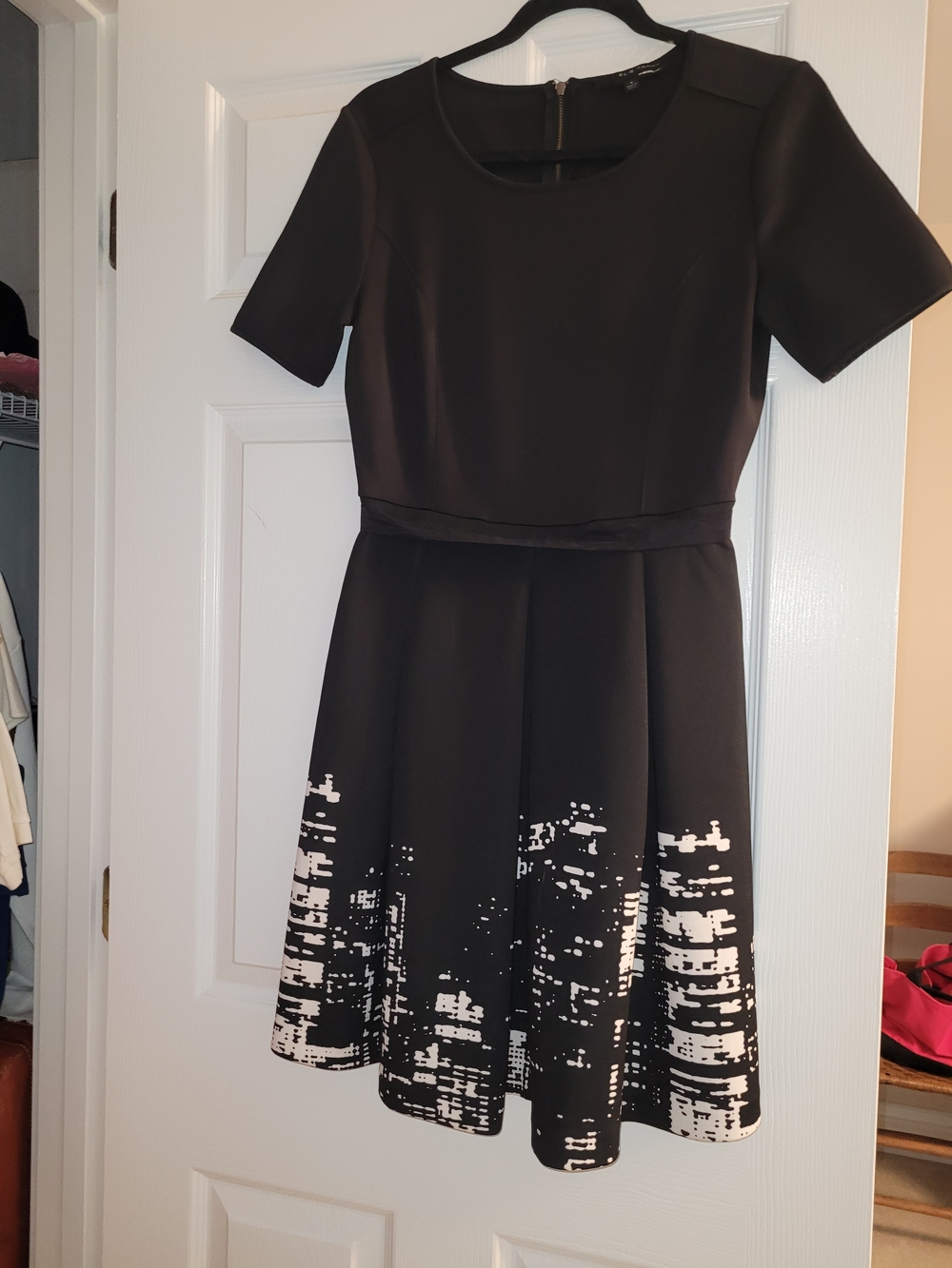 Elie Tahari Scuba Dress - NYC Skyline Hem Design - Small